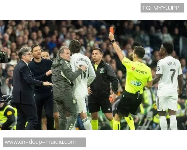 清晨4点，皇马最强三叉戟战西甲，仅剩2名后卫，输球阿隆索就下课